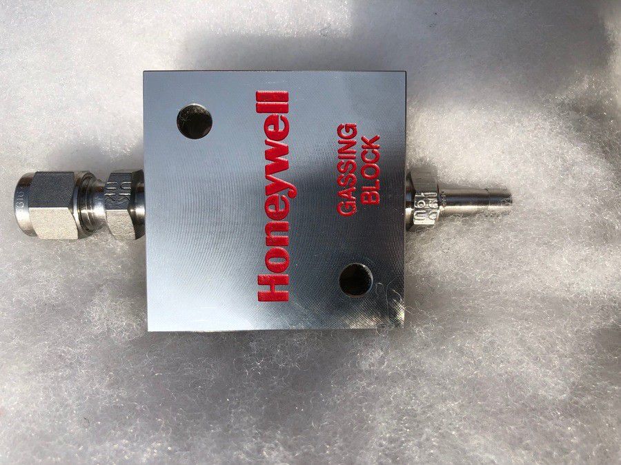 Honeywell Gassing Block 316SST. 6mm O/D connection to sensor and 6mm hose connection.